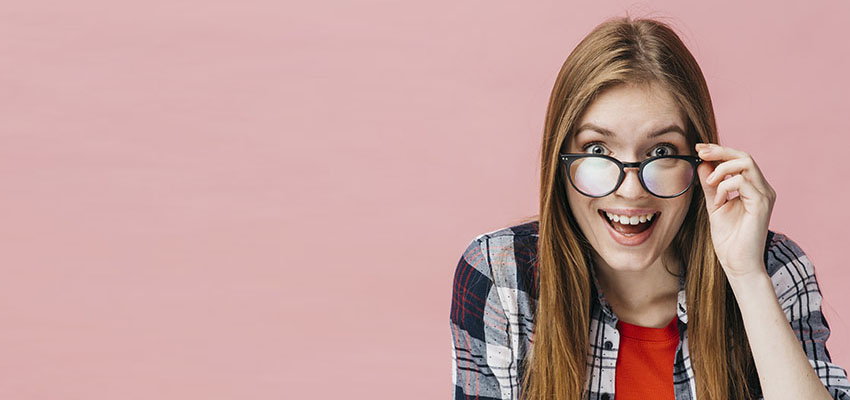 Mujer con gafas sorprendida