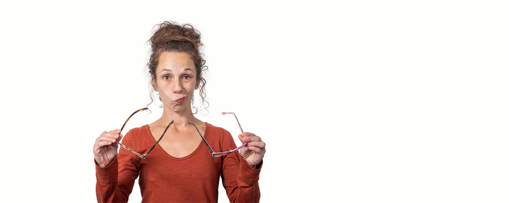 Mujer dudando entre dos gafas